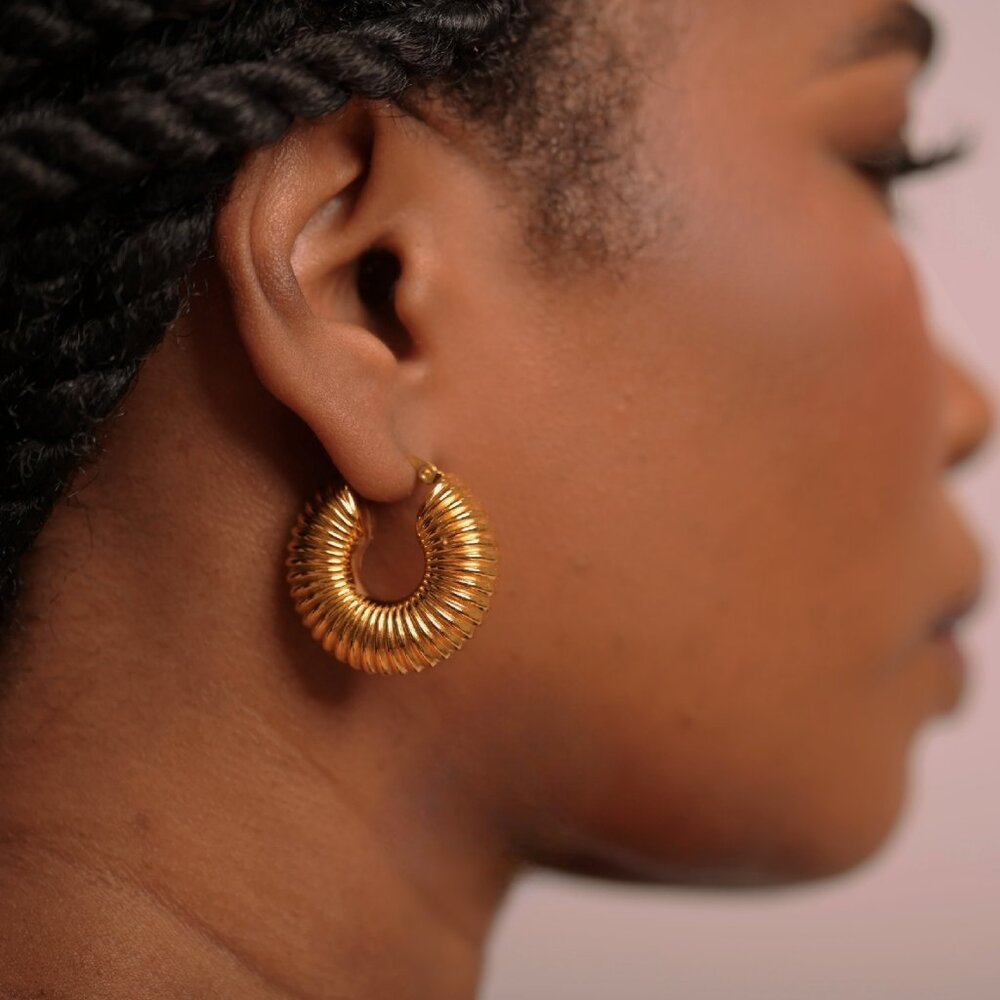 The Luxe Coil Hoop – 18K Gold-Plated Ribbed Earrings